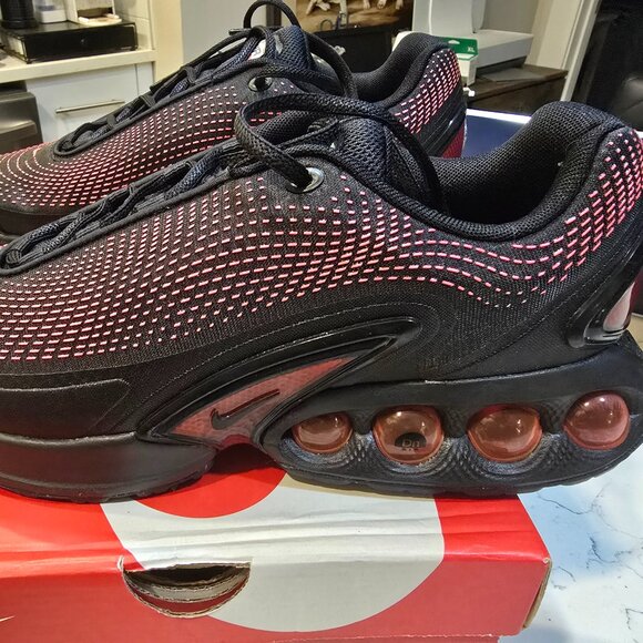 Nike Air Max DN Running Shoes Black / Red Mens Sneake Sz 11 HV5235 002 NEW - Picture 1 of 16